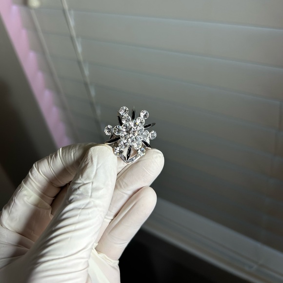 Sparkling Crystal Brooch - Picture 7 of 8